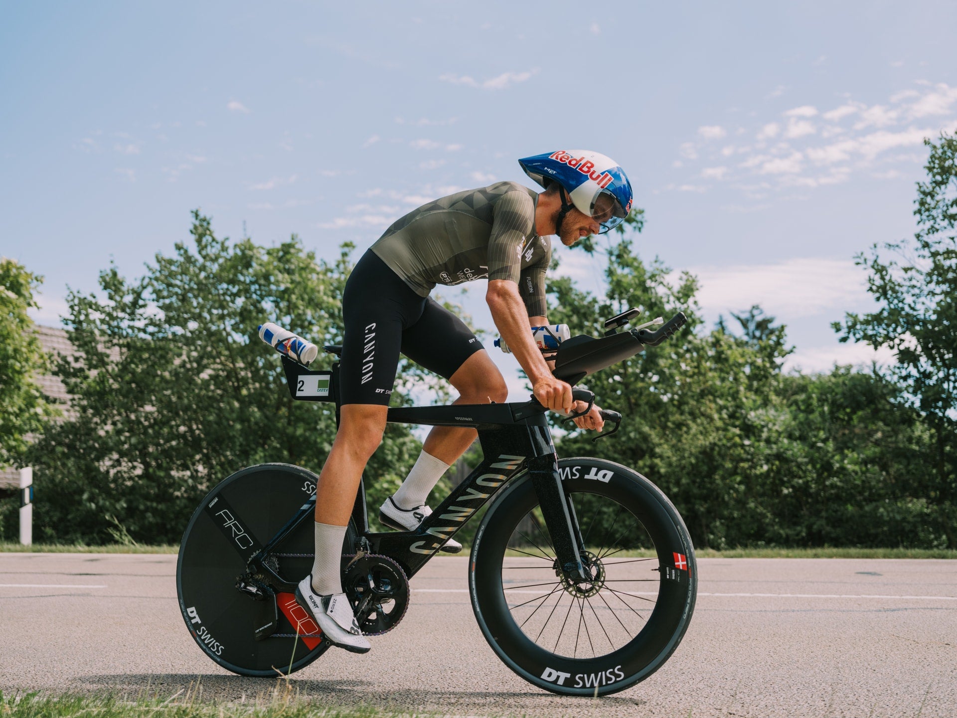 Daniel bækkegaard i bont zero+ cykelsko og Met drone cykelhjelm