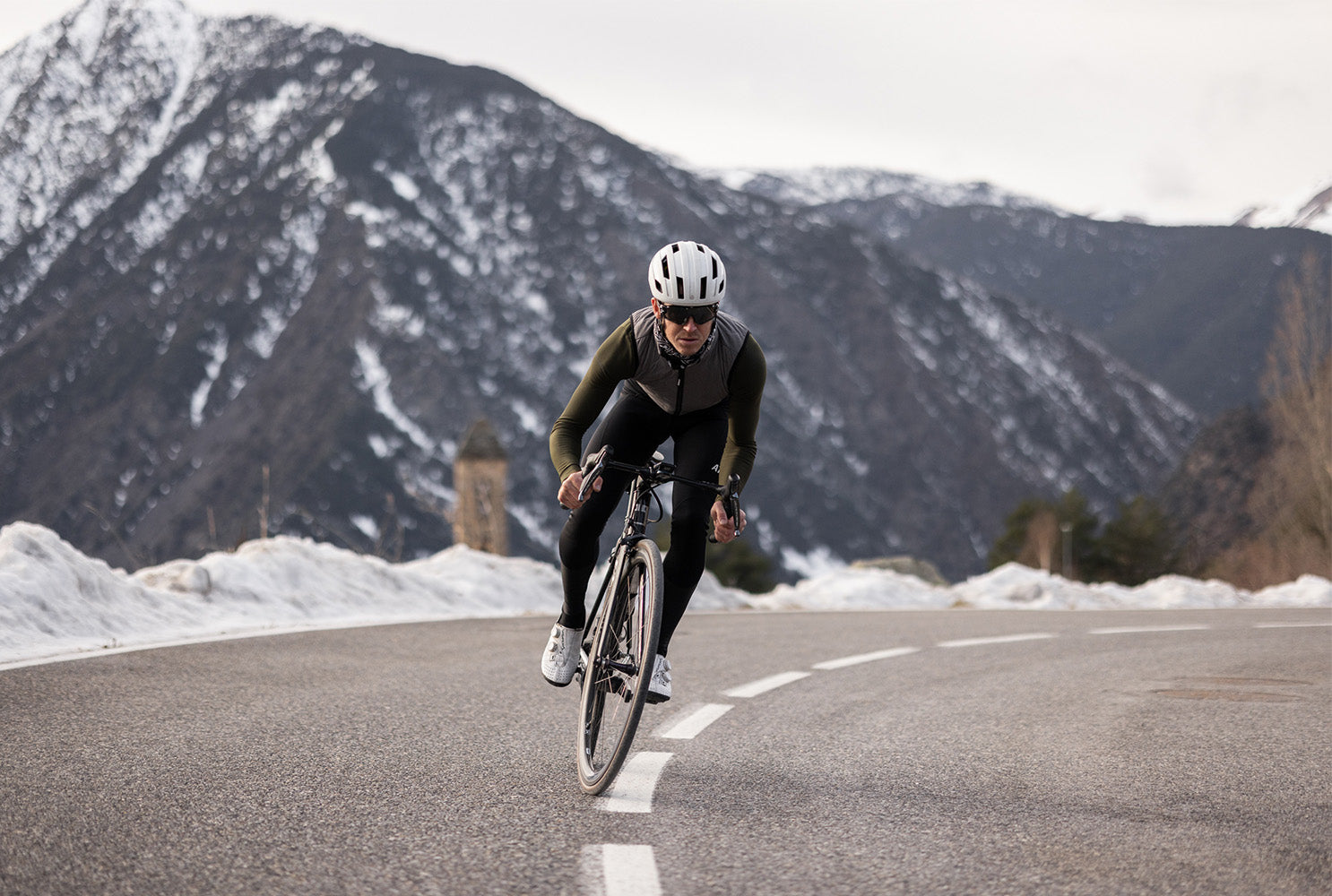 mand der cykler op ad bjerg