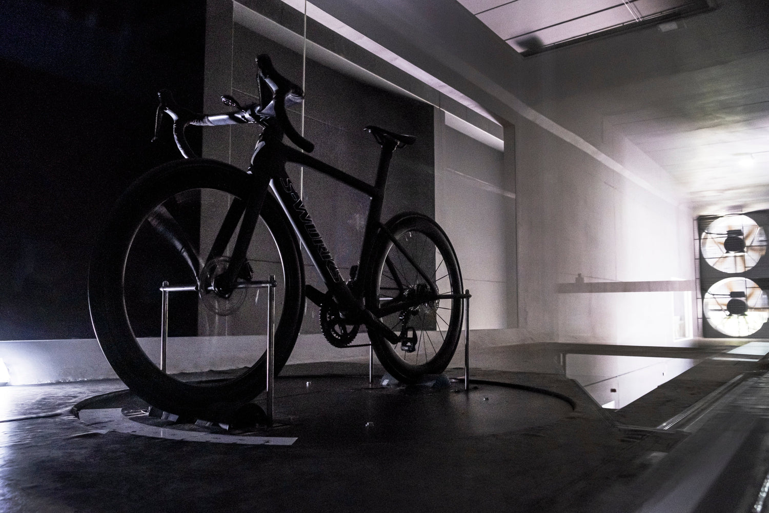racercykel der står på et stativ med fast forward hjul