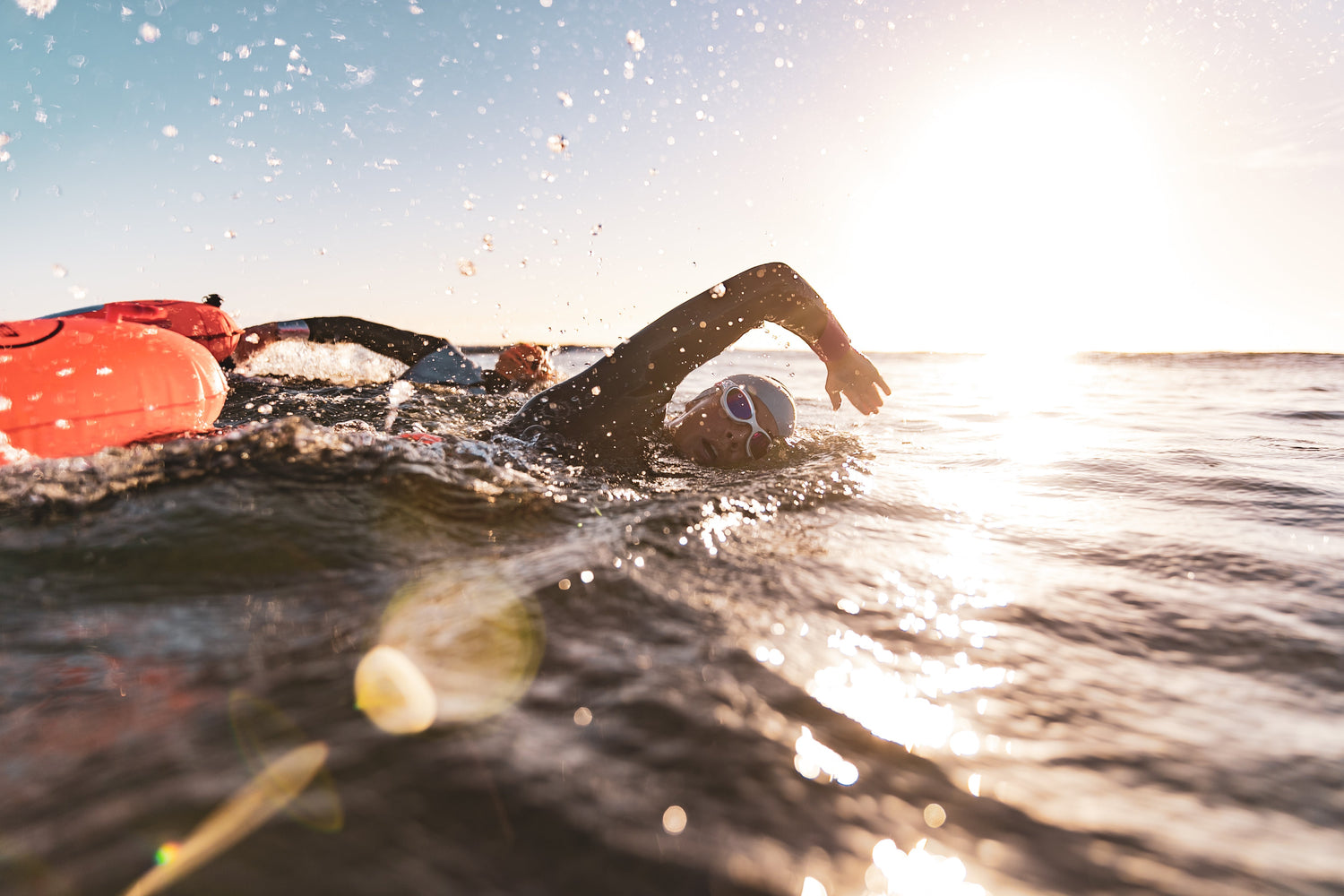 svømmer i havet med zone3 våddragt og udstyr til Triathlon