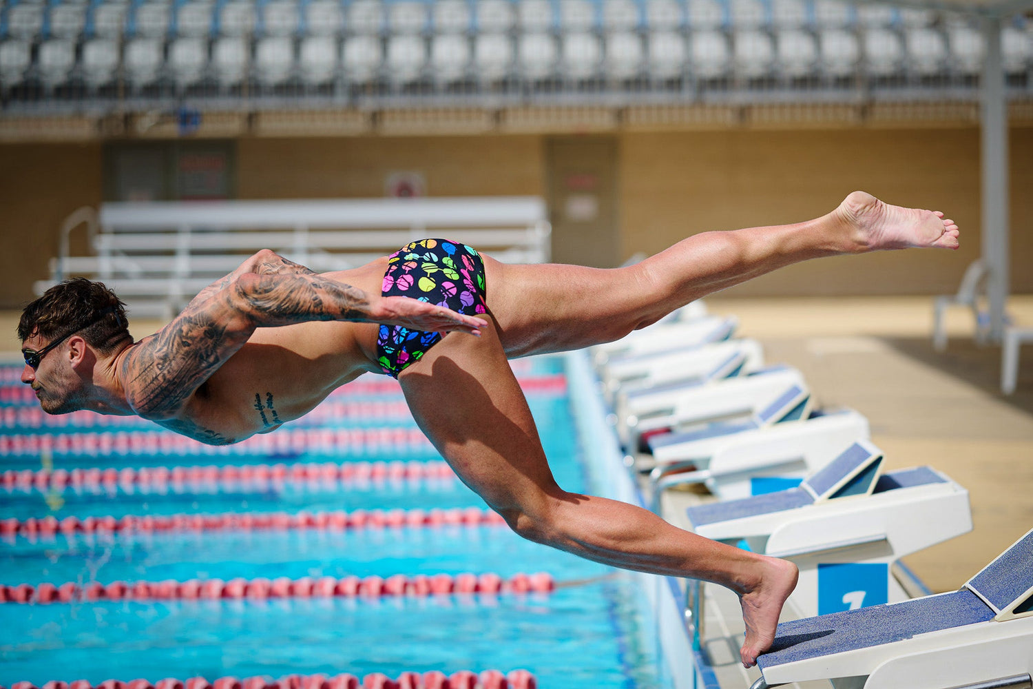 mand hopper i poolen i funky trunks