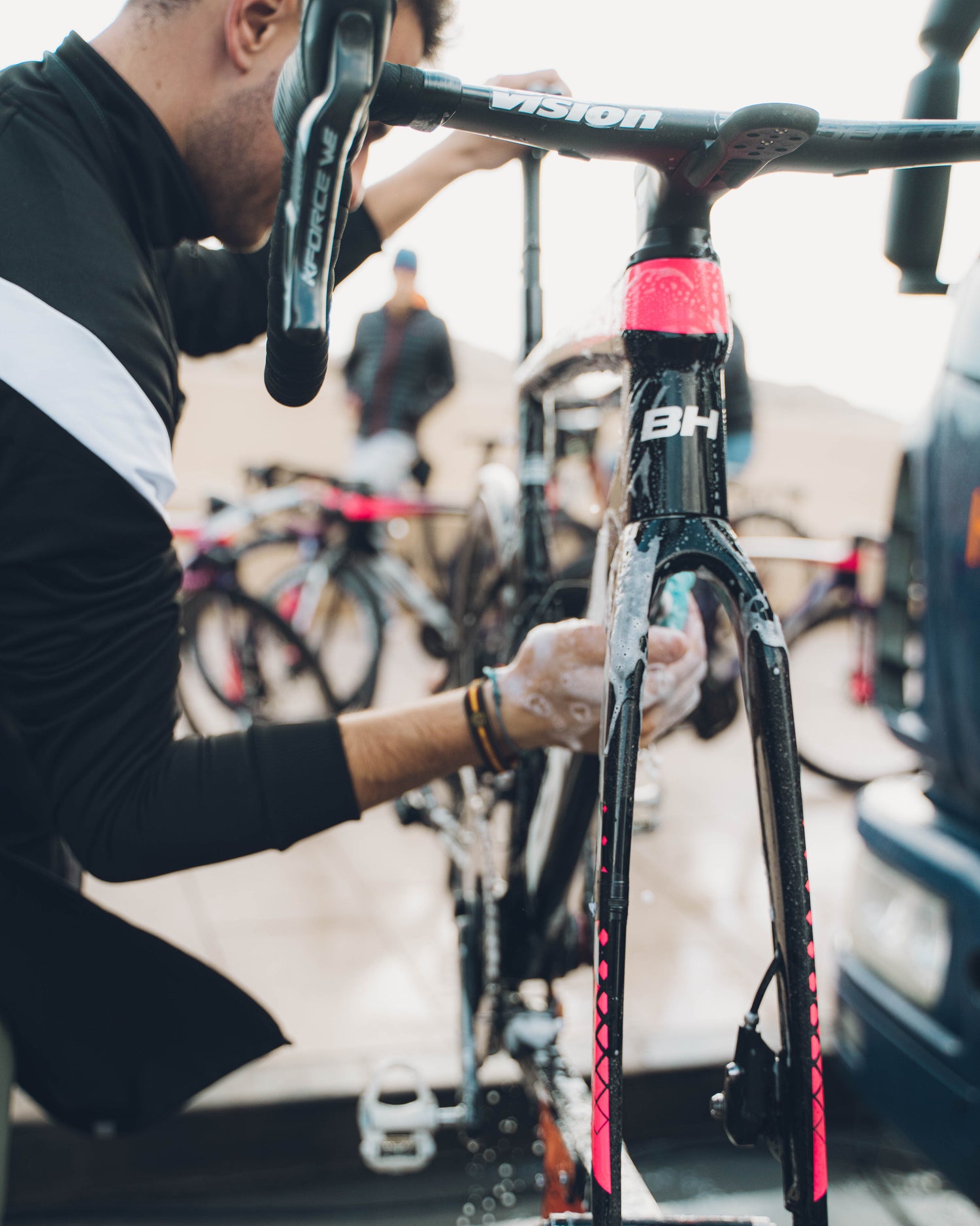 mand rengøre sin cykel med produkter fra split second