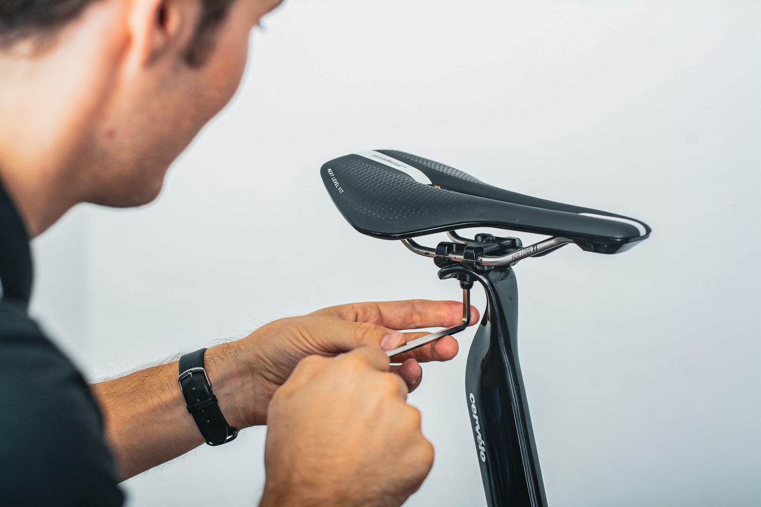 mand justerer en gebiomized sadel