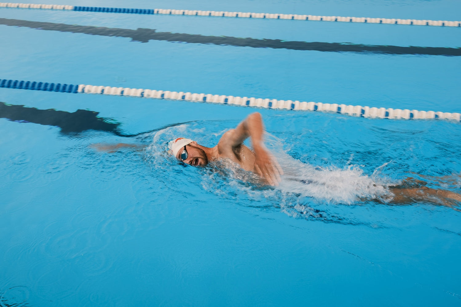 daniel bækkegård svømmer i svømmetøj
