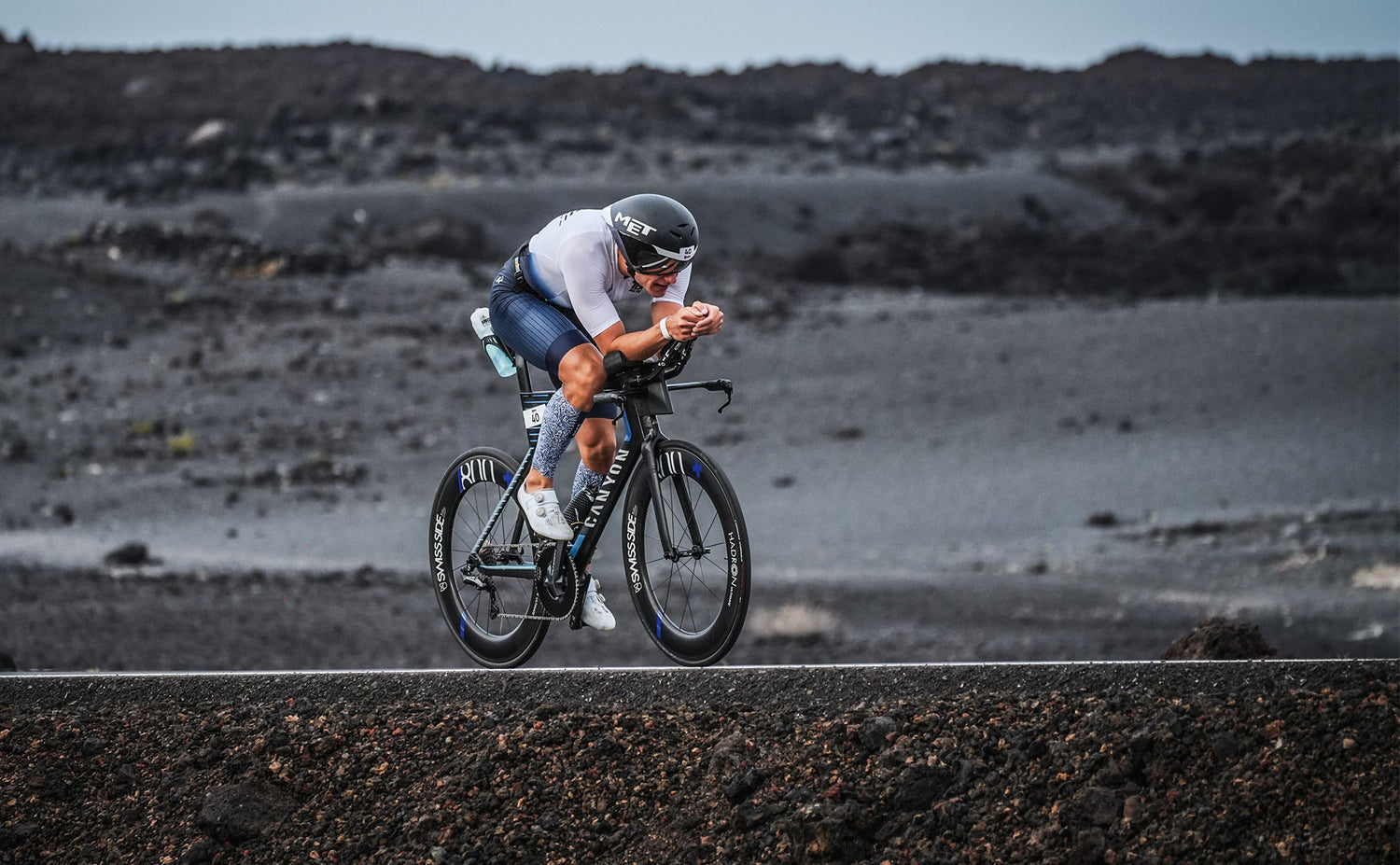 matt cykler med met drone cykelhjelm