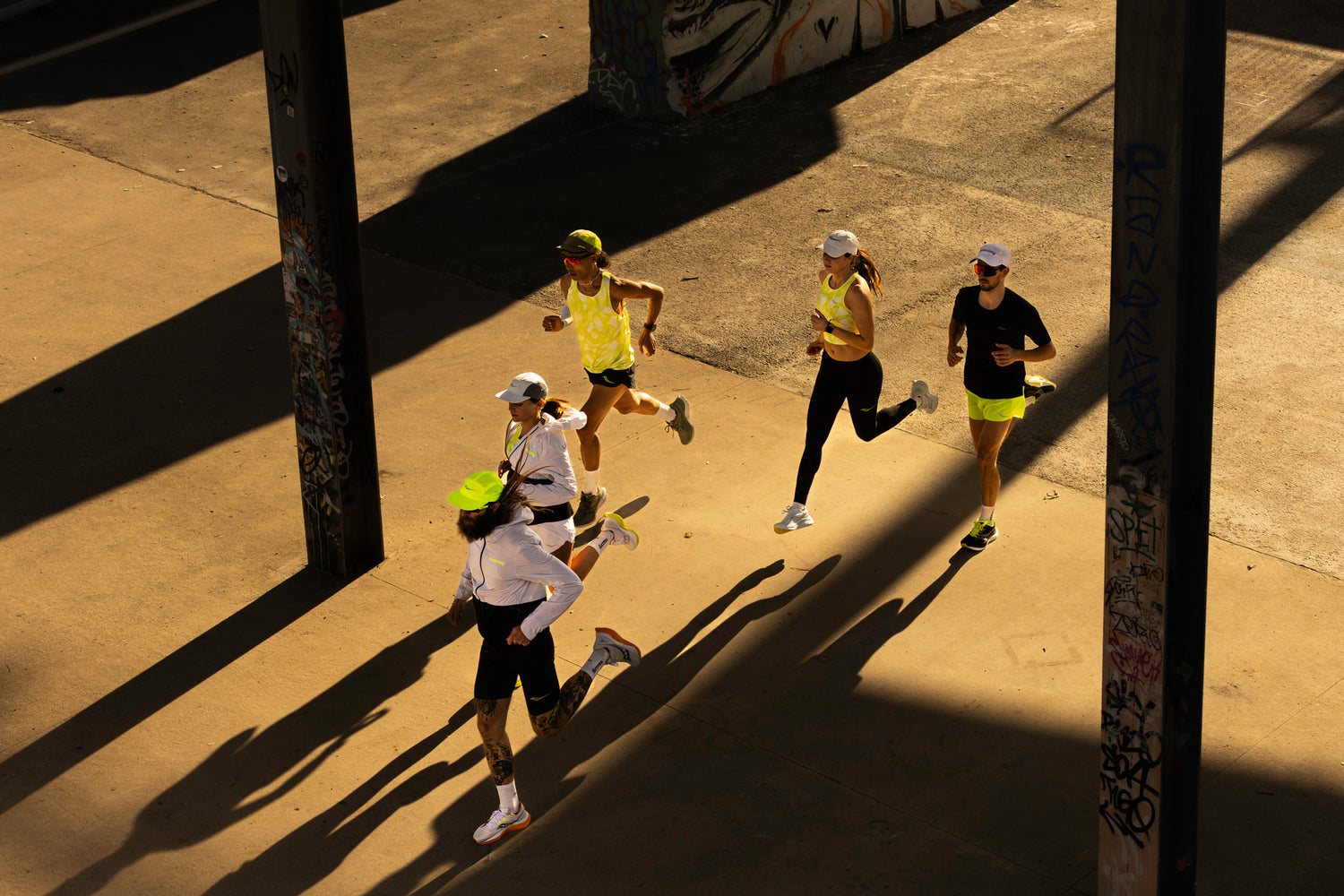En gruppe løber med Saucony løbesko på