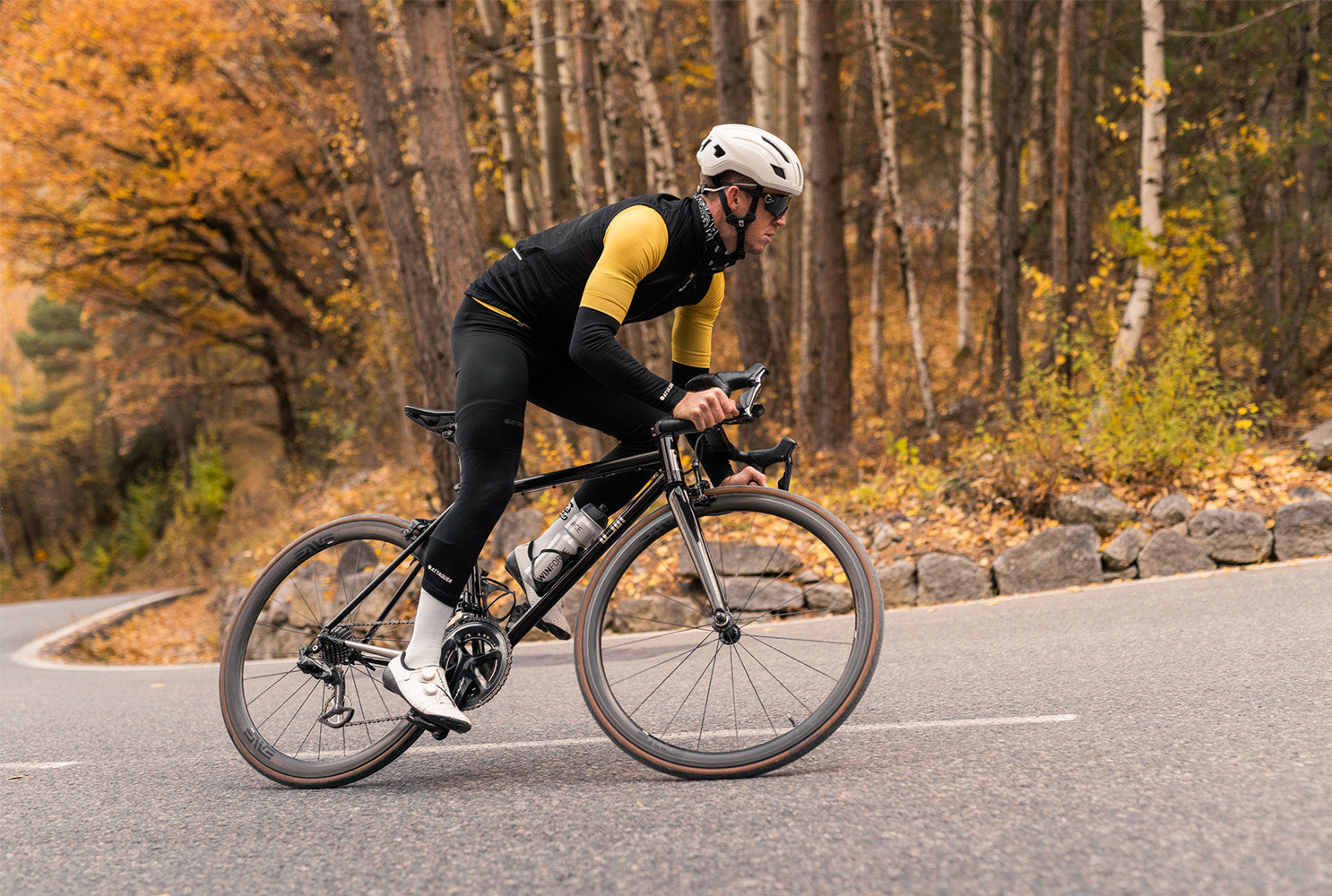 mand cykler op af bakke med bont cycling cykelsko