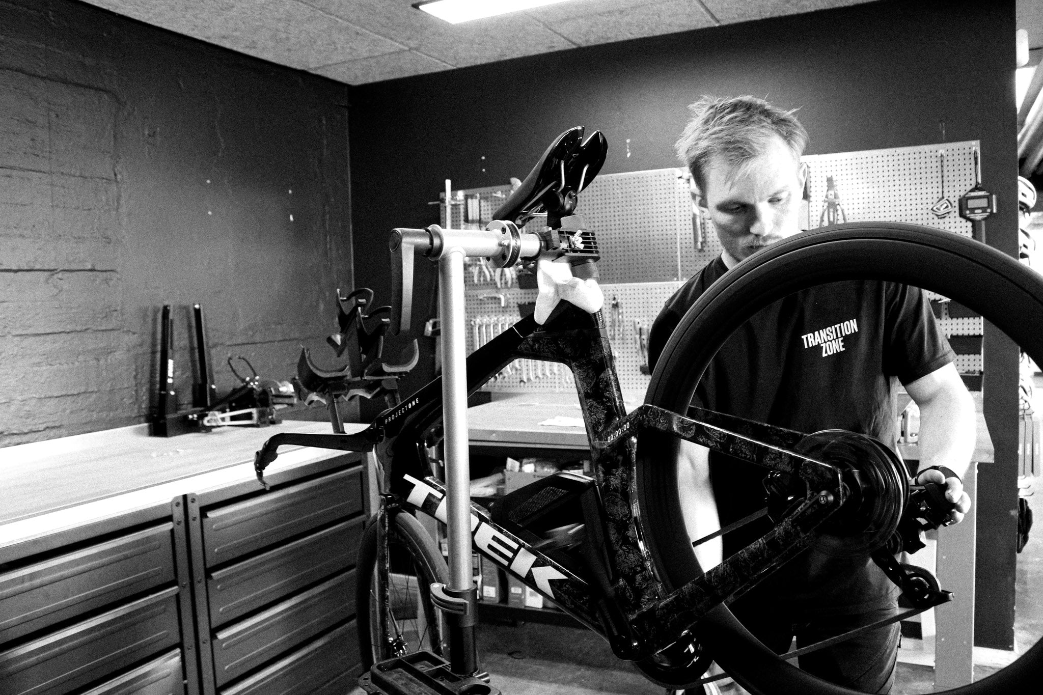 CYKELMEKANIKER LAVER EN CYKEL