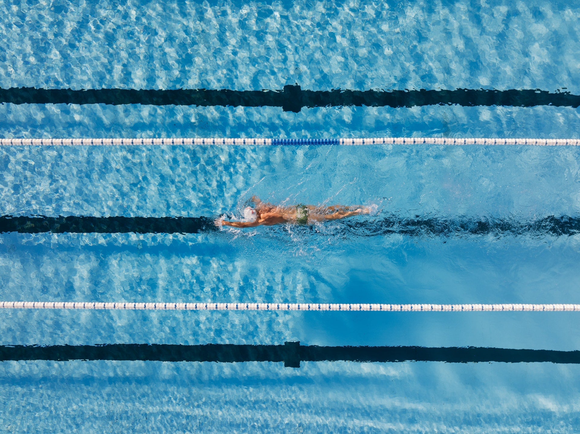 svømmer svømmer udendørs i pool