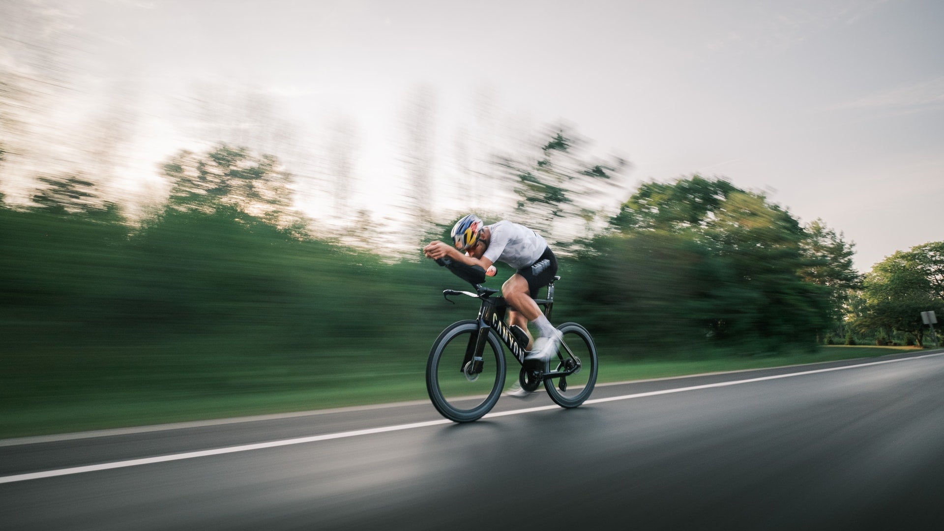 daniel bækkegård træner på sin triathlon cykel til triathlon race