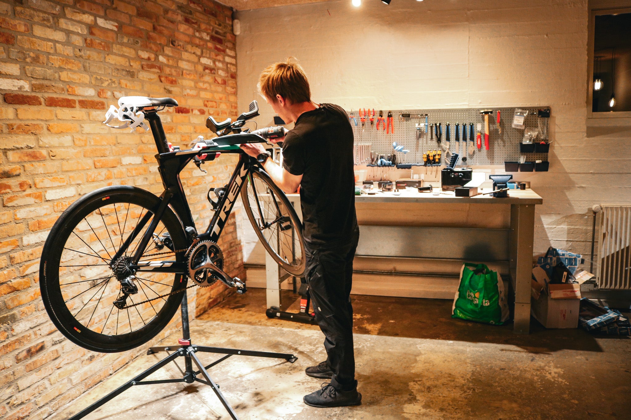 Cykelmekaniker der arbejder på en tri cykel