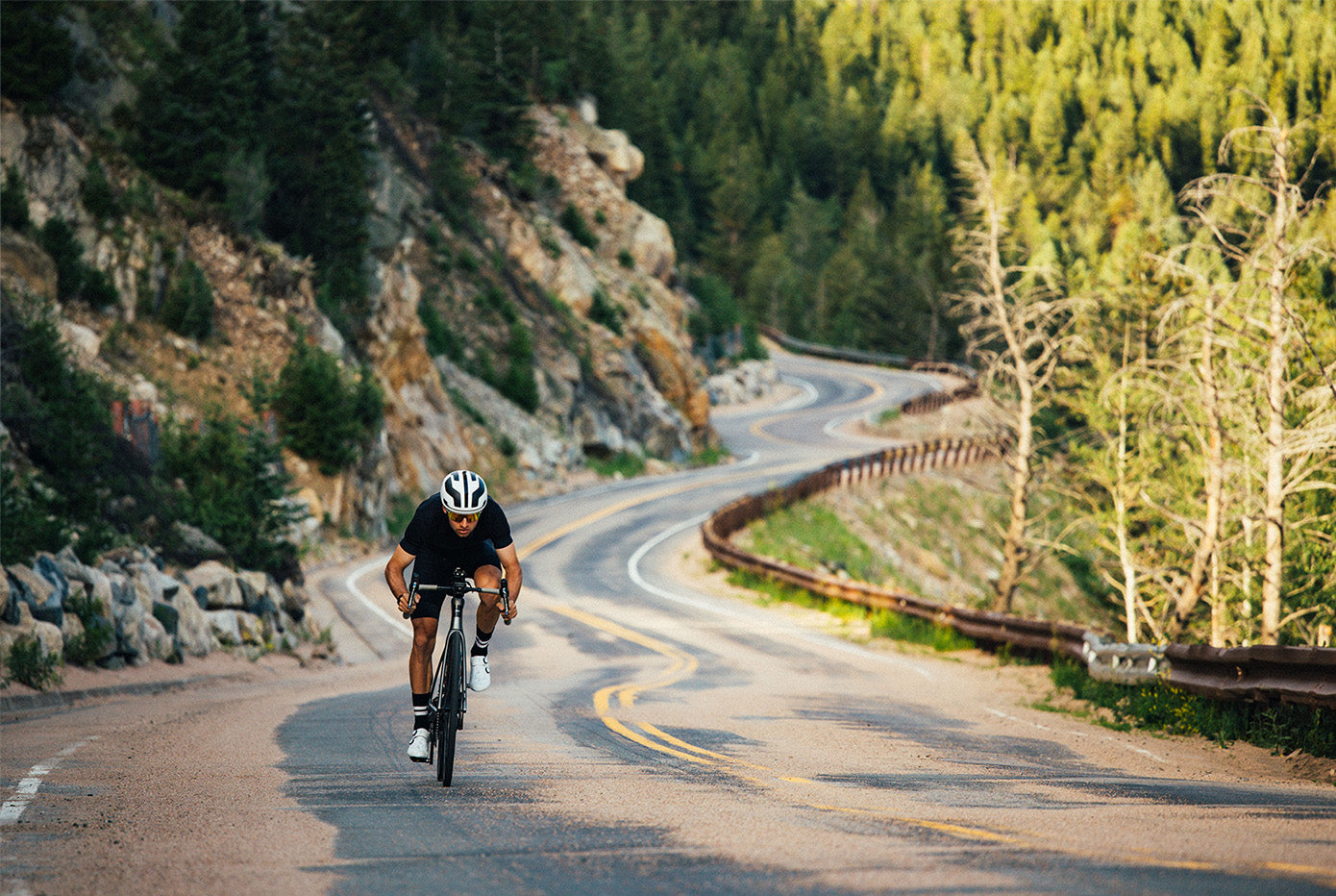 Mand cykler med sweet protection cykelhjelm