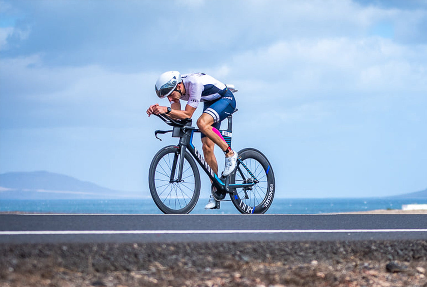 Mand der cykler triathlon race med giro cykelhjelm